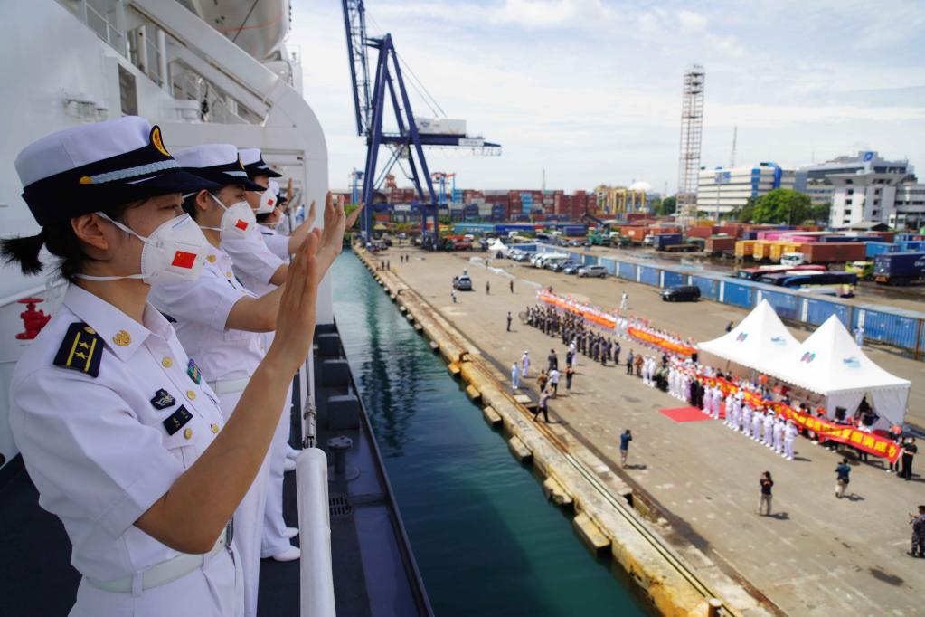 2022年11月18日，在印度尼西亚首都雅加达的丹戎不碌港，中国海军“和平方舟”号医院船官兵向送行人员挥手告别。